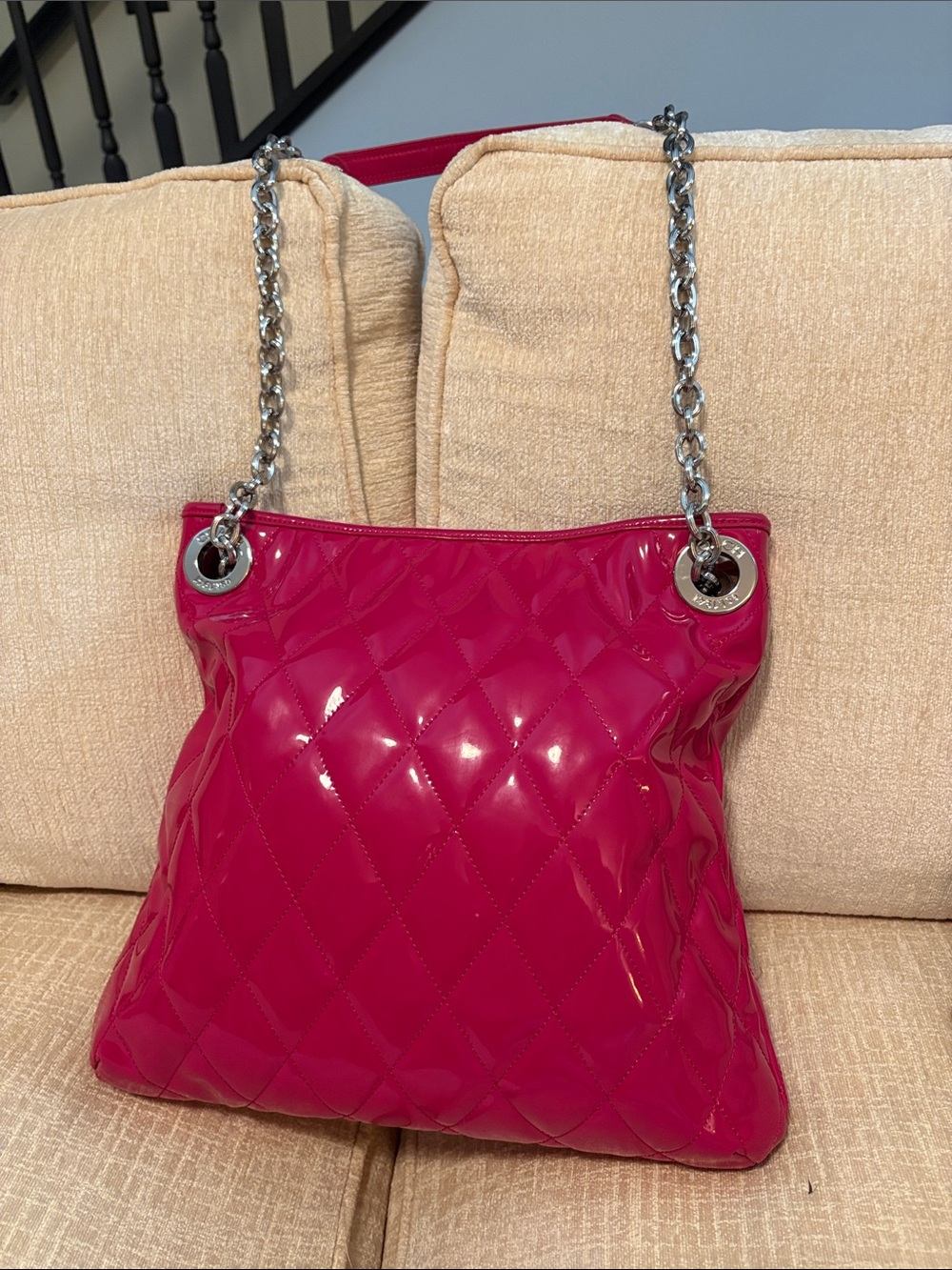 Rare Coach Hot Pink Patent Quilted Shoulder Bag with Silver Chain Straps. - Picture 4 of 15